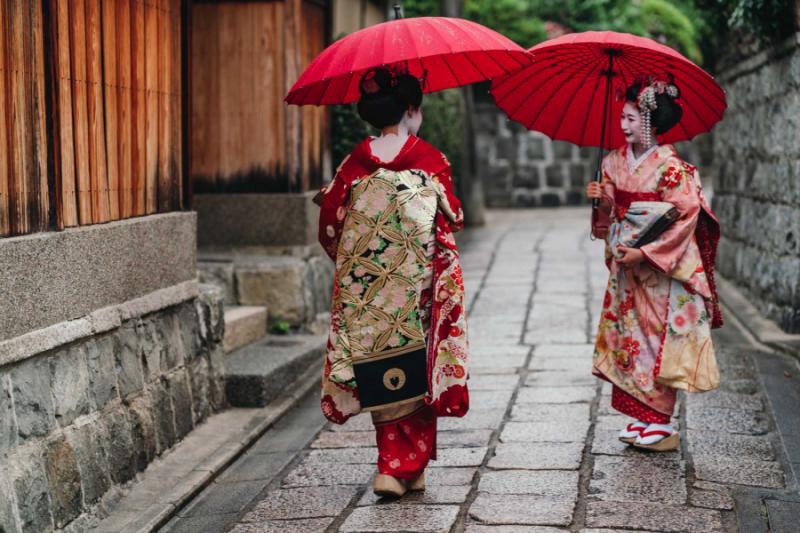 maiko_geisha_walking_on_a_street_of_gion_in_kyoto_japan